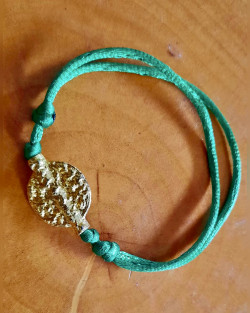 Bracelet ajustable en fil de soi avec un pois Akan doré