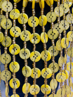 Collier de perles et boutons jaune